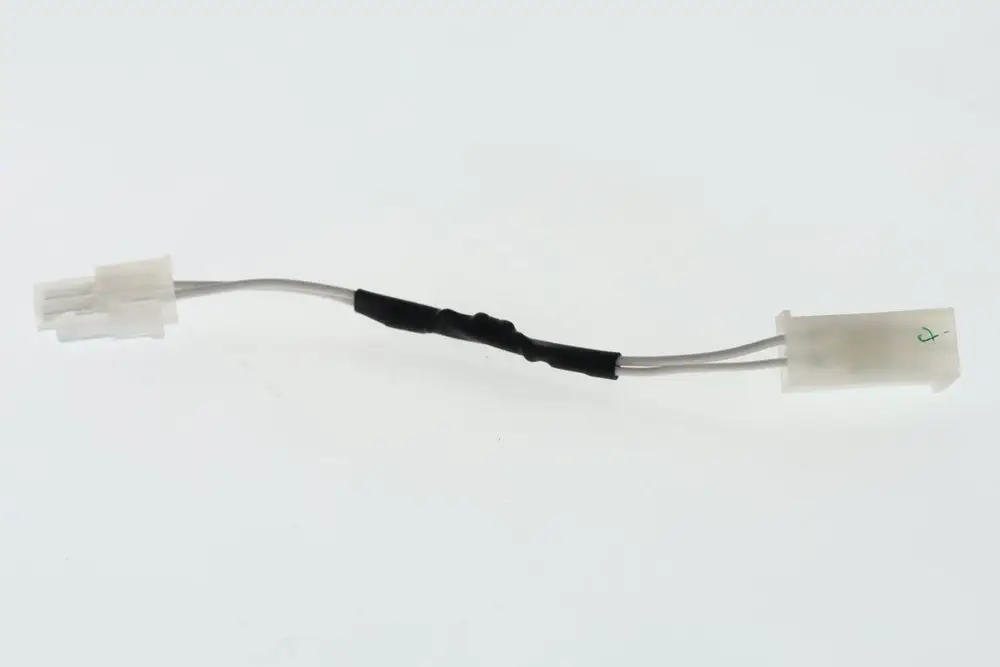 Kabel mit zwei Steckverbindern und dünnen Drähten, verwendet für Verbindungstechnik, möglicherweise für Bosch-Geräte oder Brennkammern.